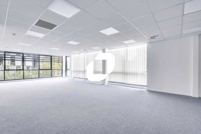 Local d’activités dans Grigny à louer - Photo de l’immeuble – Image 3 sur 17