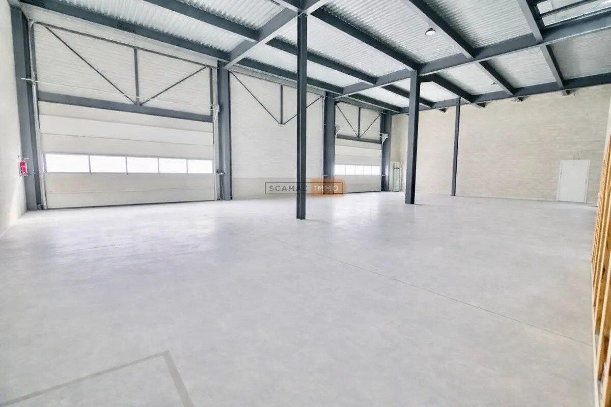 Industriel/Logistique dans Fréjus à louer Photo de l’immeuble– Image 1 sur 3