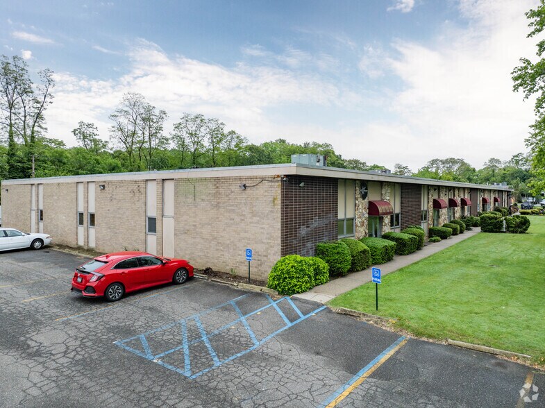 651-661 Old Willets Path, Hauppauge, NY à louer - Photo principale – Image 2 sur 2