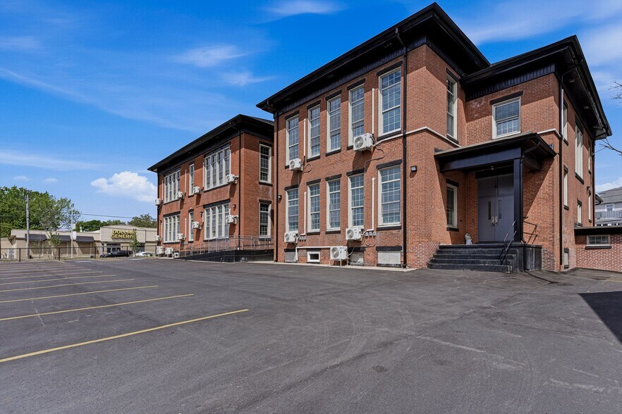 387 Broad St, Central Falls, RI à vendre - Photo de l’immeuble – Image 2 sur 41