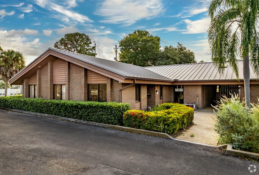 2206 Jo-An Dr, Sarasota, FL à louer - Photo de l’immeuble – Image 1 sur 20