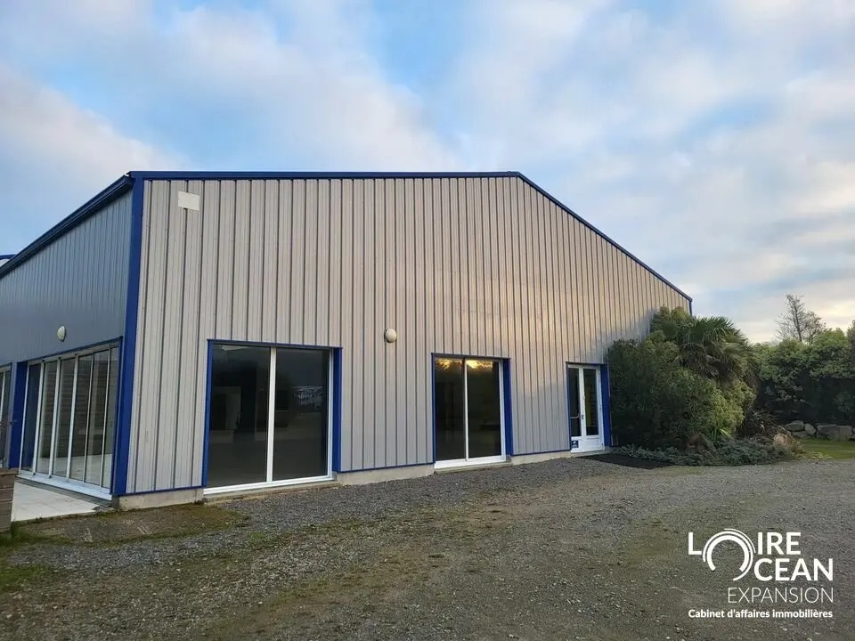 Local d'activités dans Saint-Michel-Chef-Chef à vendre Photo de l’immeuble– Image 1 sur 7