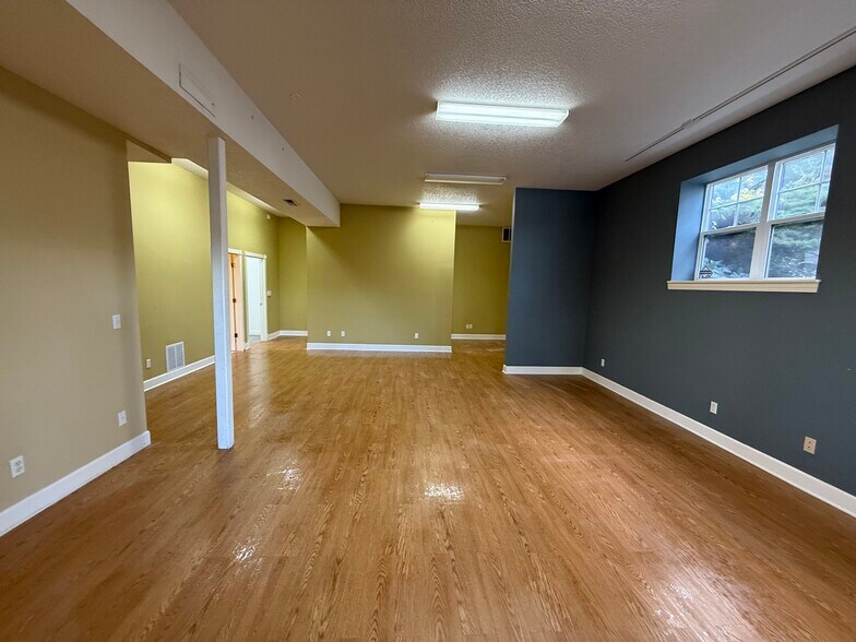 303 E Columbia River Hwy, Troutdale, OR à louer - Photo de l’immeuble – Image 3 sur 22