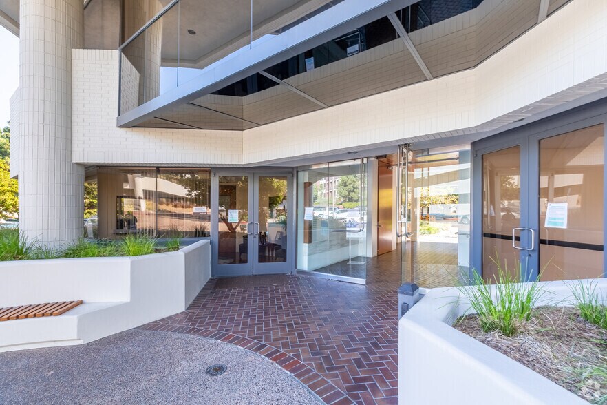 12520 High Bluff Dr, San Diego, CA à louer - Photo de l’immeuble – Image 2 sur 22