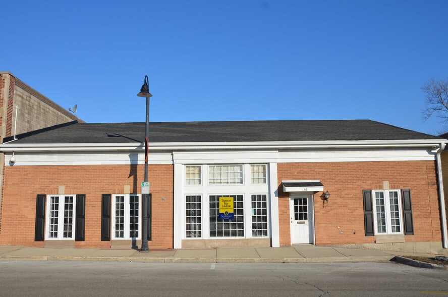 136 Burlington Ave, Clarendon Hills, IL à louer - Photo de l’immeuble – Image 1 sur 4