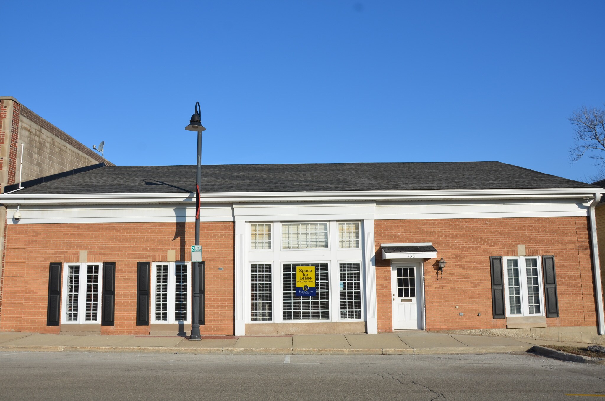 136 Burlington Ave, Clarendon Hills, IL à louer Photo de l’immeuble– Image 1 sur 5