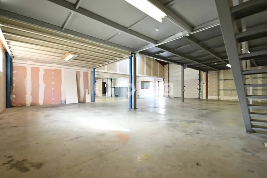 Local d'activités dans Charly à vendre - Photo de l’immeuble – Image 3 sur 12