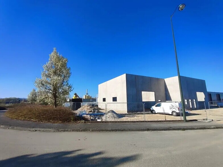 Local d’activités dans Morestel à louer - Photo de l’immeuble – Image 3 sur 4