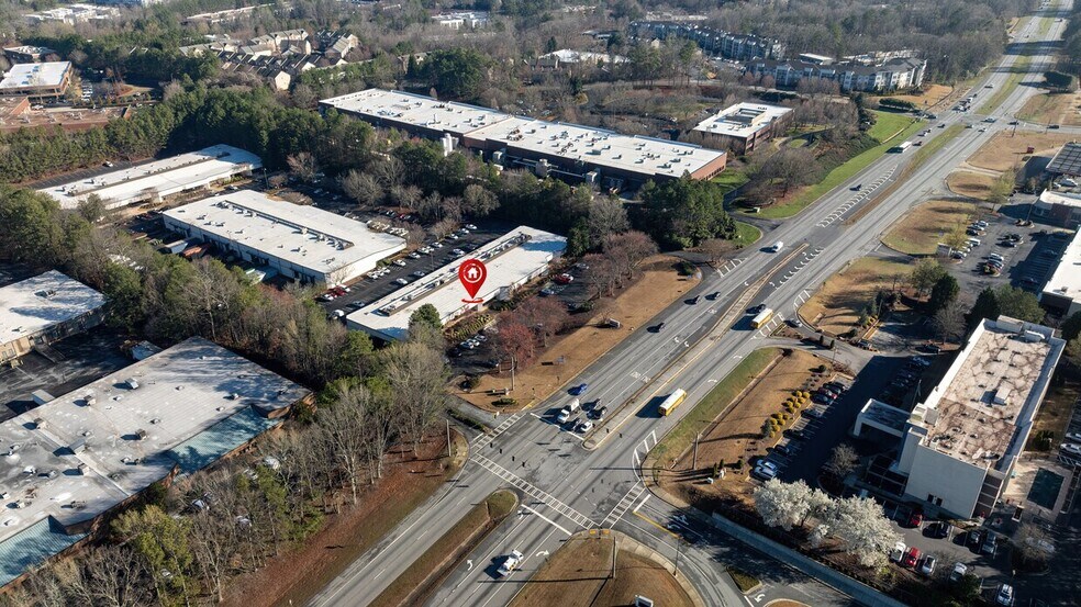5875 Peachtree Industrial Blvd, Norcross, GA à louer - Photo de l’immeuble – Image 3 sur 8
