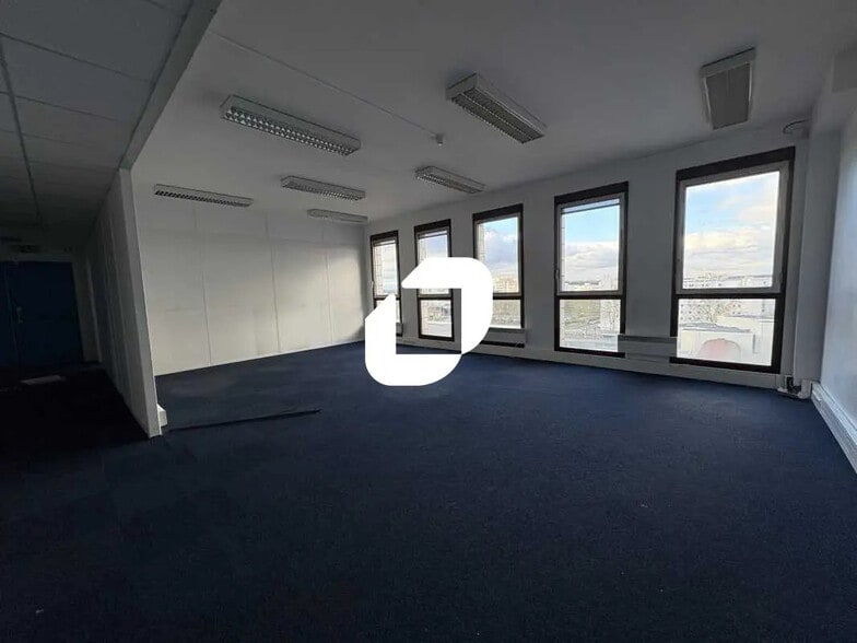 1-10 Place Charles De Gaulle, Montigny-le-Bretonneux à vendre - Photo intérieure – Image 2 sur 11