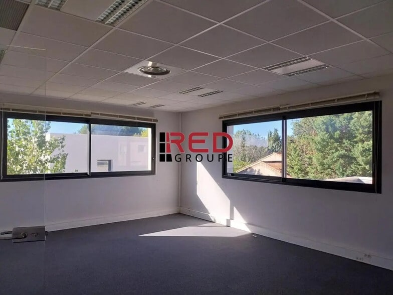 489 Route De Berre, Éguilles à louer - Photo de l’immeuble – Image 2 sur 9