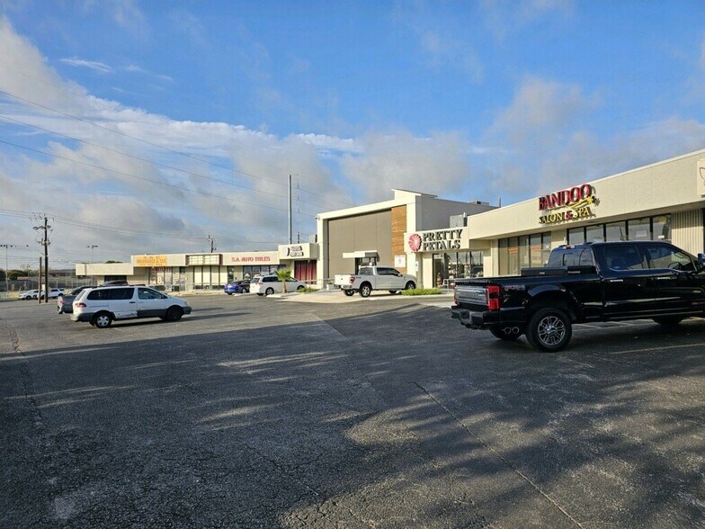 6101-6125 Callaghan Rd, San Antonio, TX à louer - Photo de l’immeuble – Image 3 sur 6