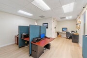 5571 N University Dr_003