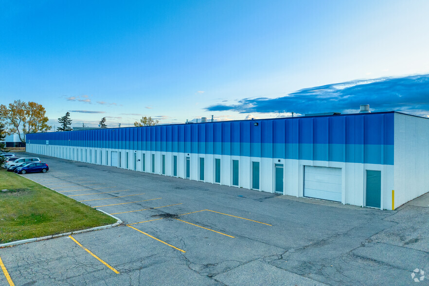 4315 61st Ave SE, Calgary, AB à louer - Photo de l’immeuble – Image 1 sur 7