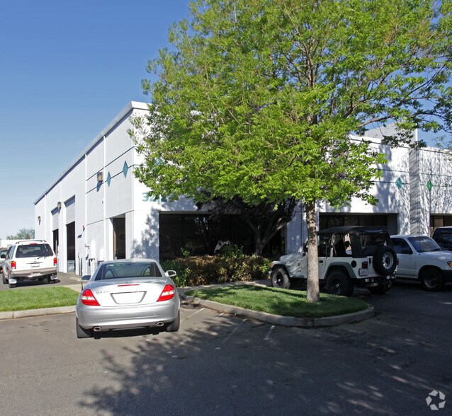 3212 Luyung Dr, Rancho Cordova, CA à louer - Photo de l’immeuble – Image 1 sur 2