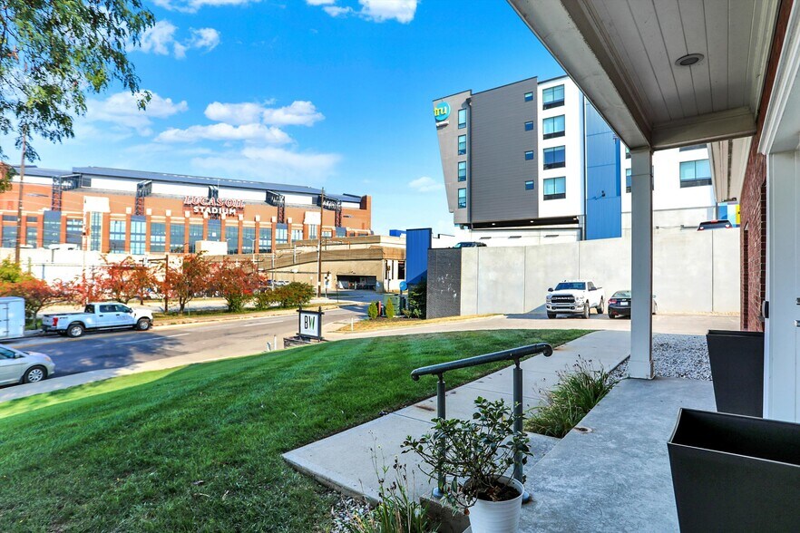 615 Russell Ave, Indianapolis, IN à vendre - Photo de l’immeuble – Image 2 sur 87