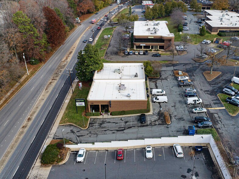 814 Tyvola Rd, Charlotte, NC à louer - Photo de l’immeuble – Image 3 sur 24