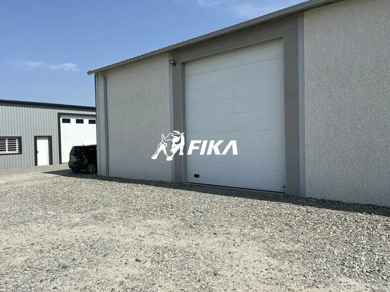 Local d’activités dans Noé à louer - Photo de l’immeuble – Image 1 sur 4