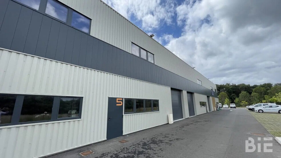 Local d'activités dans Salleboeuf à vendre - Photo de l’immeuble – Image 1 sur 7