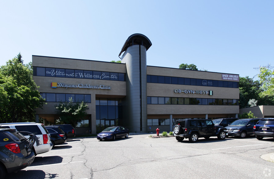 14001 Ridgedale Dr, Minnetonka, MN à louer - Photo de l’immeuble – Image 2 sur 5