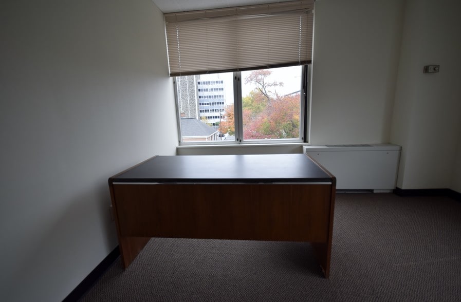 701 W Broad St, Falls Church, VA à louer - Photo intérieure – Image 2 sur 18