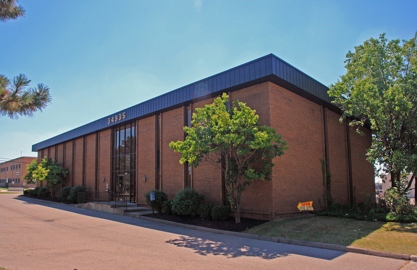 34935 Schoolcraft Rd, Livonia, MI à louer Photo de l’immeuble– Image 1 sur 2
