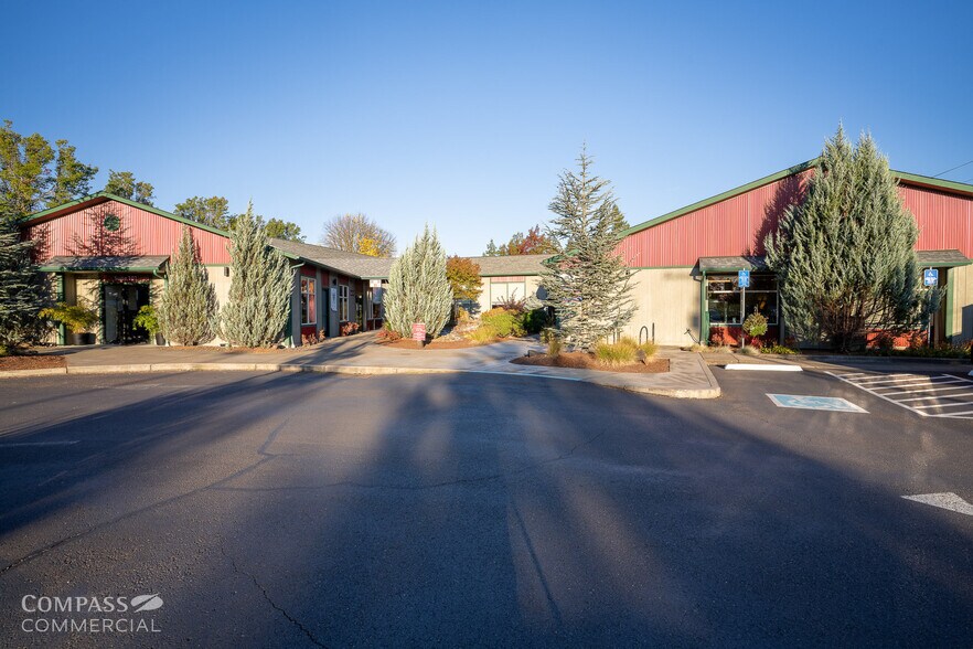 6735 SW Country Club Dr, Corvallis, OR à vendre - Photo de l’immeuble – Image 2 sur 34