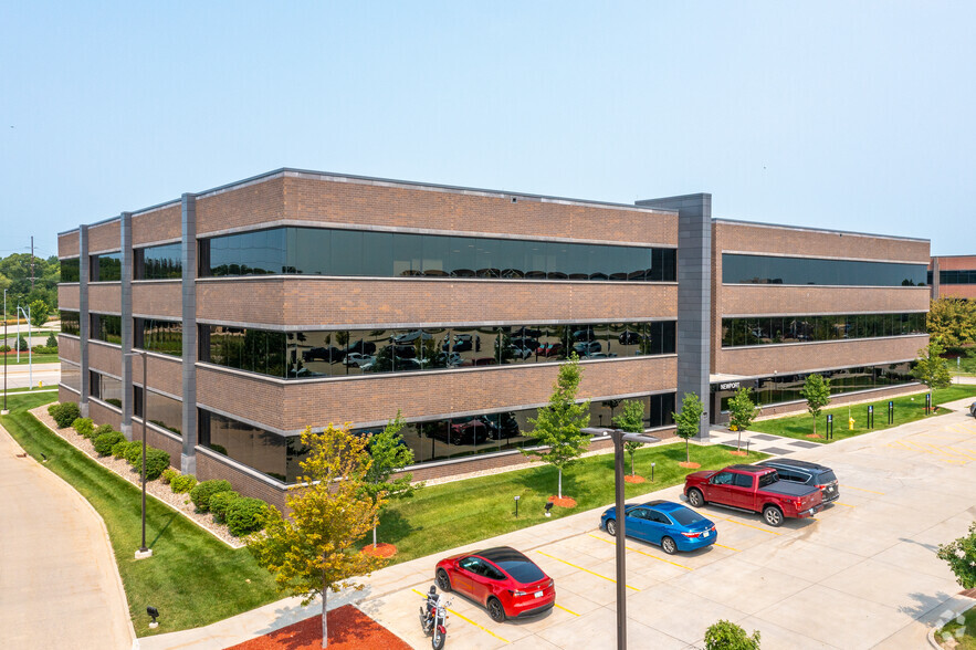 1075 Jordan Creek Pky, West Des Moines, IA à louer - Photo de l’immeuble – Image 1 sur 20
