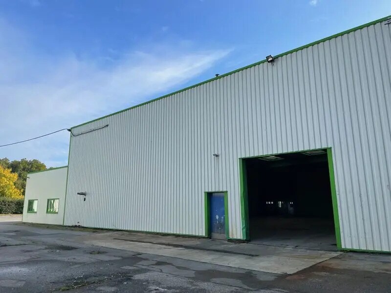 Local d'activités dans Pinon à vendre Photo de l’immeuble– Image 1 sur 8