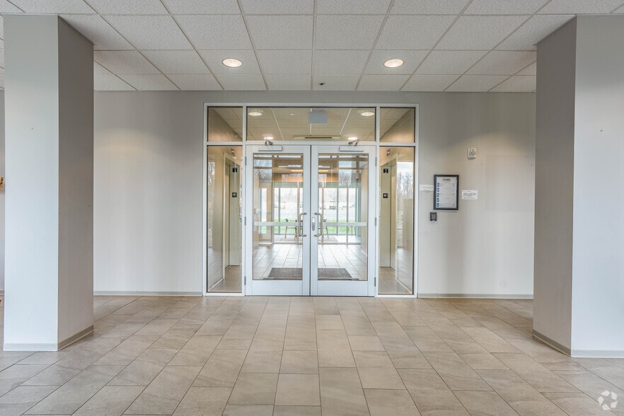 2321 Energy Dr, Louisville, OH à louer - Hall d’entrée – Image 3 sur 29