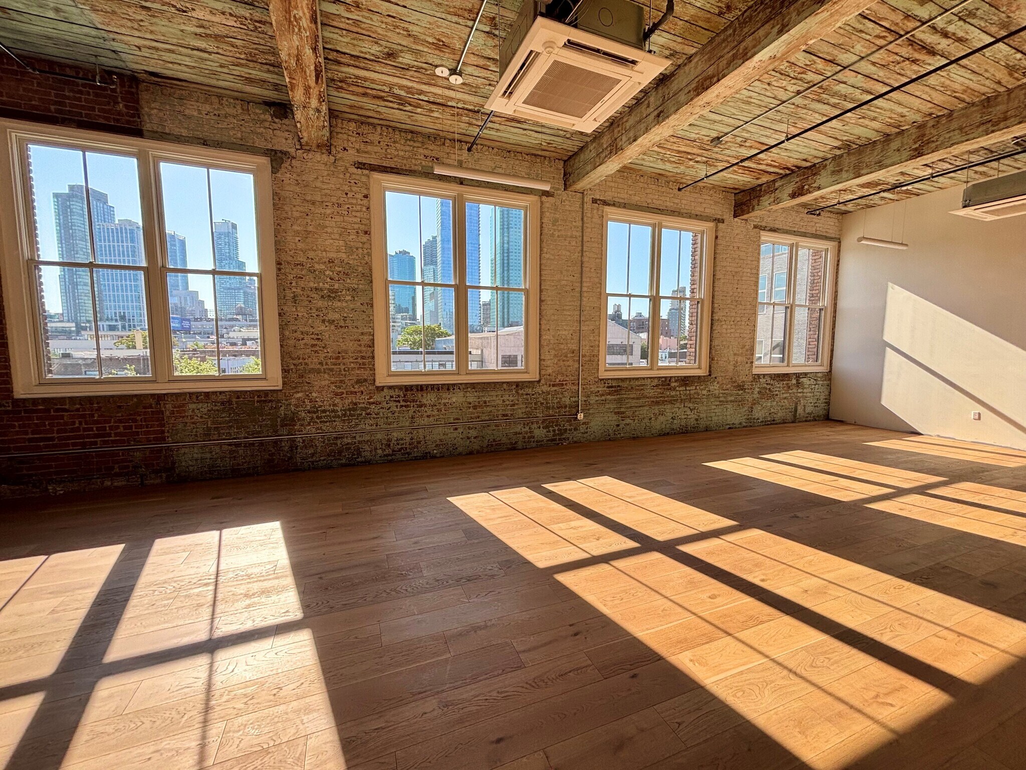 44-01 11th St, Long Island City, NY à louer Photo de l’immeuble– Image 1 sur 7