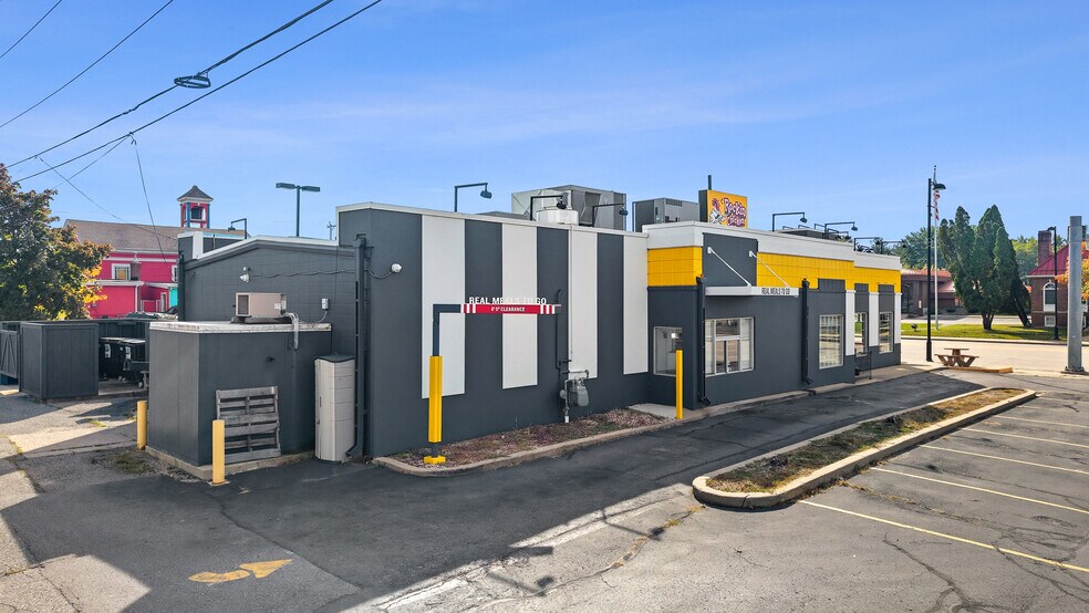 31 S Wisconsin Dells Pky, Lake Delton, WI à vendre - Photo de l’immeuble – Image 2 sur 49