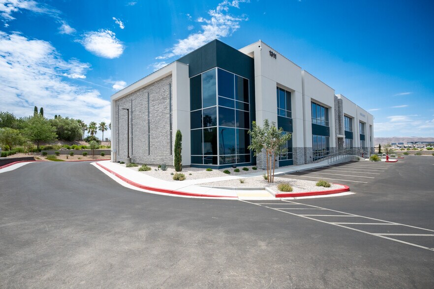 1301 Seven Hills Drive, Henderson, NV à vendre - Photo de l’immeuble – Image 3 sur 50