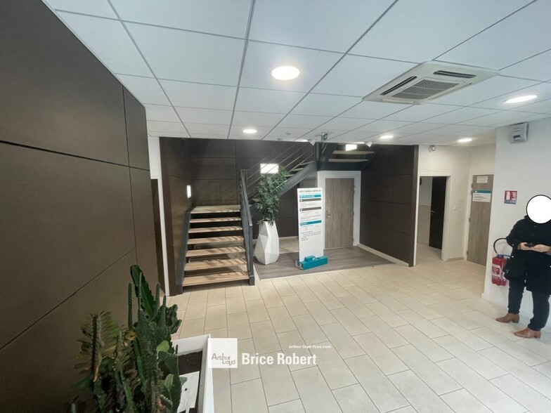 18 Chemin Des Cuers, Dardilly à louer - Hall d’entrée – Image 2 sur 6