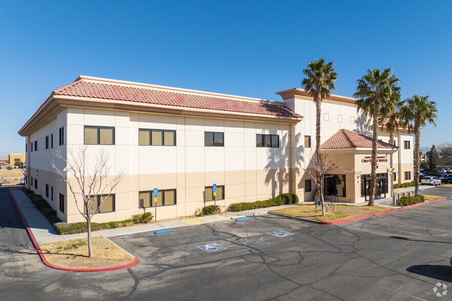 15400 Civic Dr, Victorville, CA à vendre - Photo de l’immeuble – Image 2 sur 5