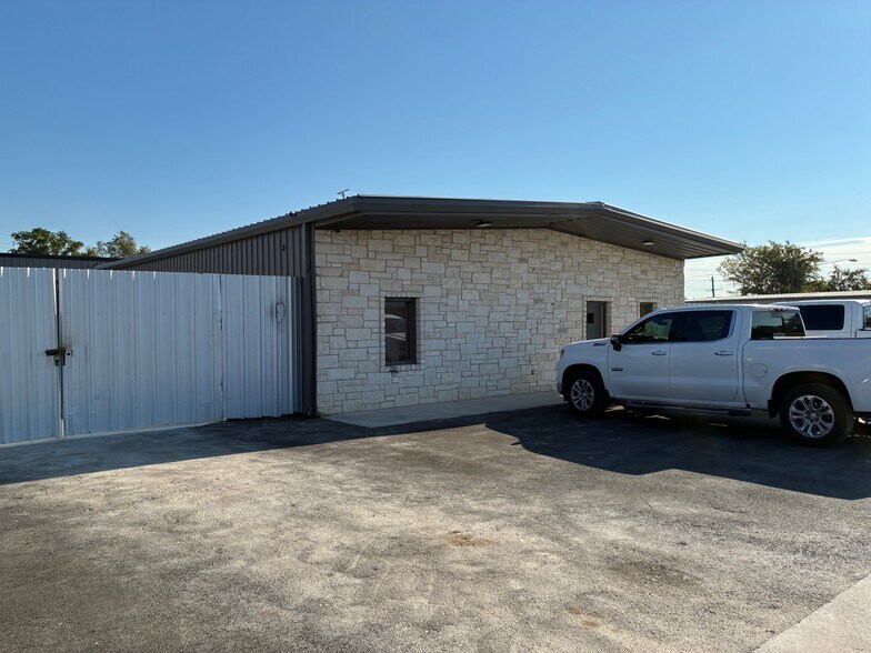 3416-3418 Andtree Blvd, Austin, TX à louer - Photo de l’immeuble – Image 2 sur 6
