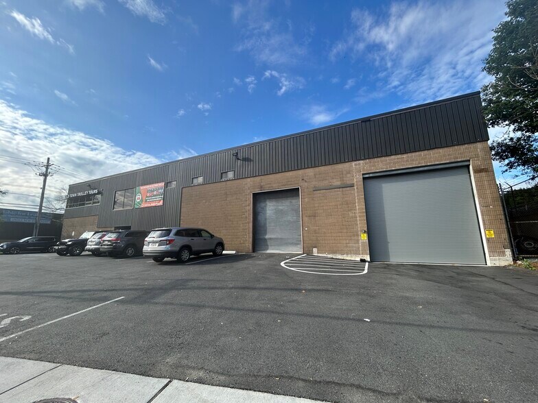 129 Commercial St, Malden, MA à louer - Photo de l’immeuble – Image 2 sur 22