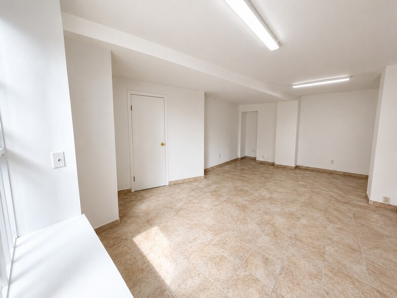 6 Burns St, Forest Hills, NY à louer - Photo de l’immeuble – Image 3 sur 11