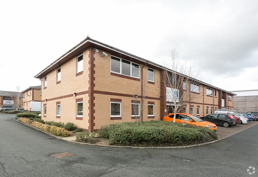201-204 Love Ln, Cirencester à vendre - Photo principale – Image 1 sur 8
