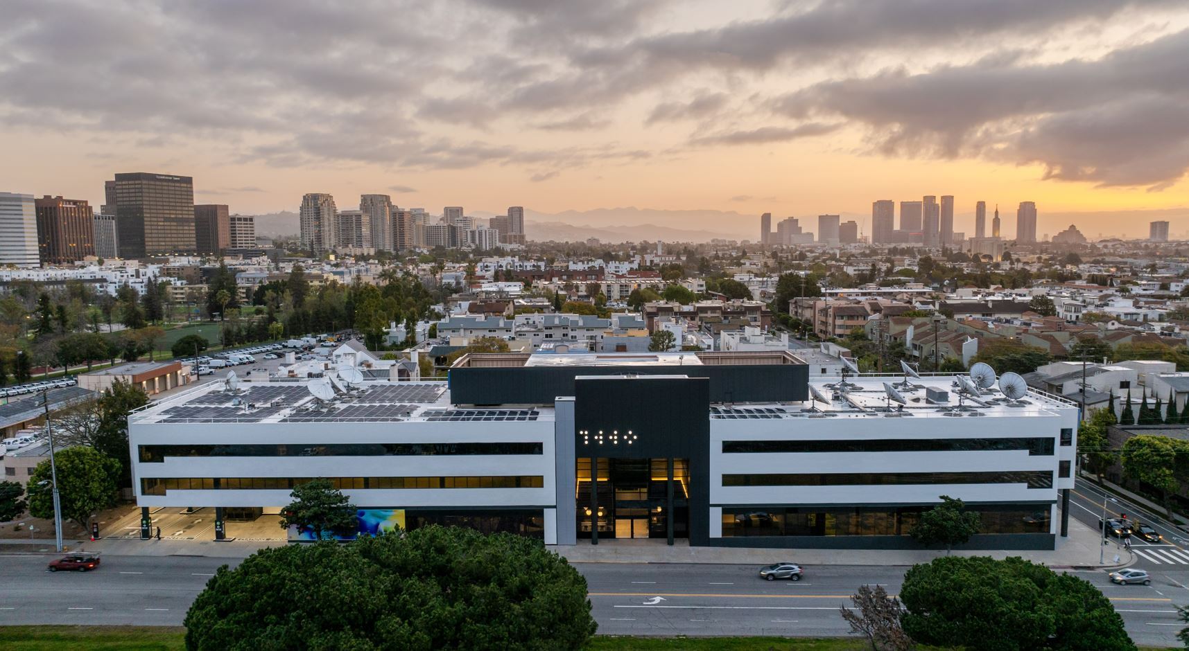 1440 S Sepulveda Blvd, Los Angeles, CA à louer Photo de l’immeuble– Image 1 sur 15