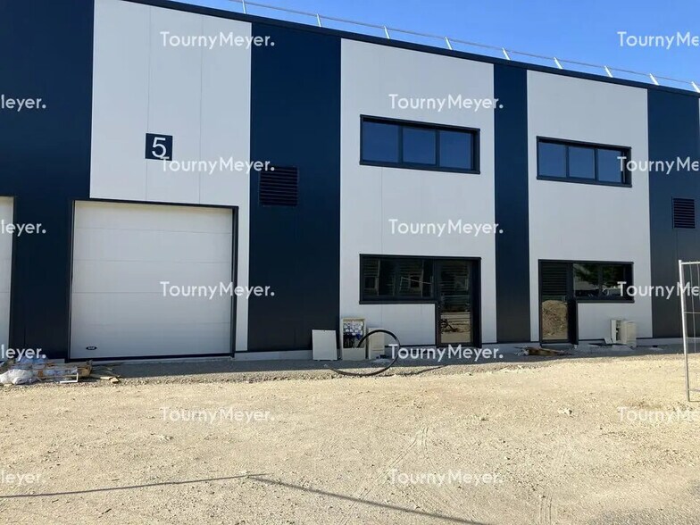 Local d'activités dans Blanquefort à vendre - Photo de l’immeuble – Image 1 sur 11