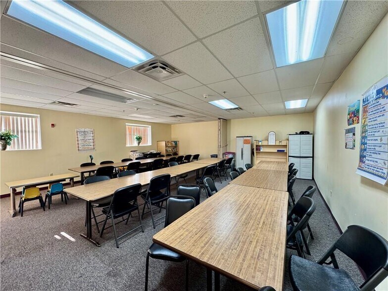 8701 Sni-A-Bar Rd, Kansas City, MO à vendre - Photo intérieure – Image 3 sur 13