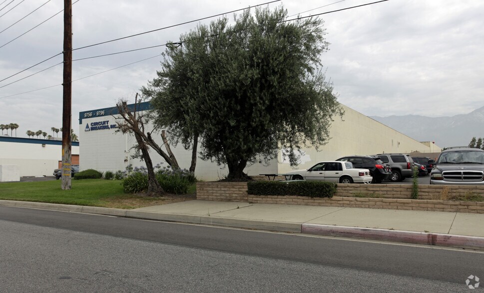 9756-9796 6th St, Rancho Cucamonga, CA à louer - Photo de l’immeuble – Image 2 sur 4