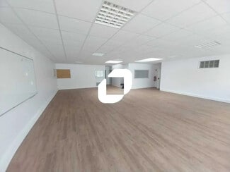 Plus de détails pour 18 Rue De La Grosse Pierre, Vernouillet - Différents types d’espaces à louer