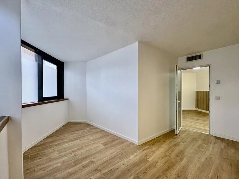 Bureau dans Saint-Raphaël à louer - Photo de l’immeuble – Image 1 sur 11