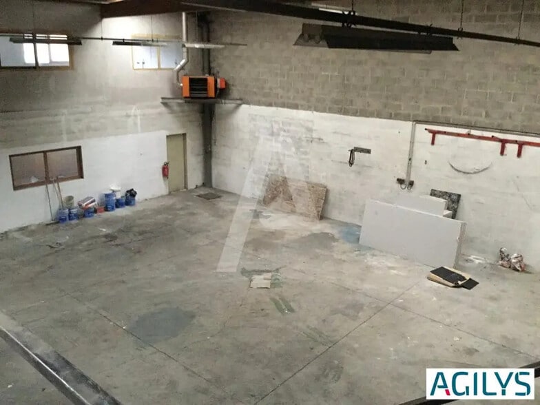 Local d’activités dans Émerainville à louer - Photo de l’immeuble – Image 2 sur 5