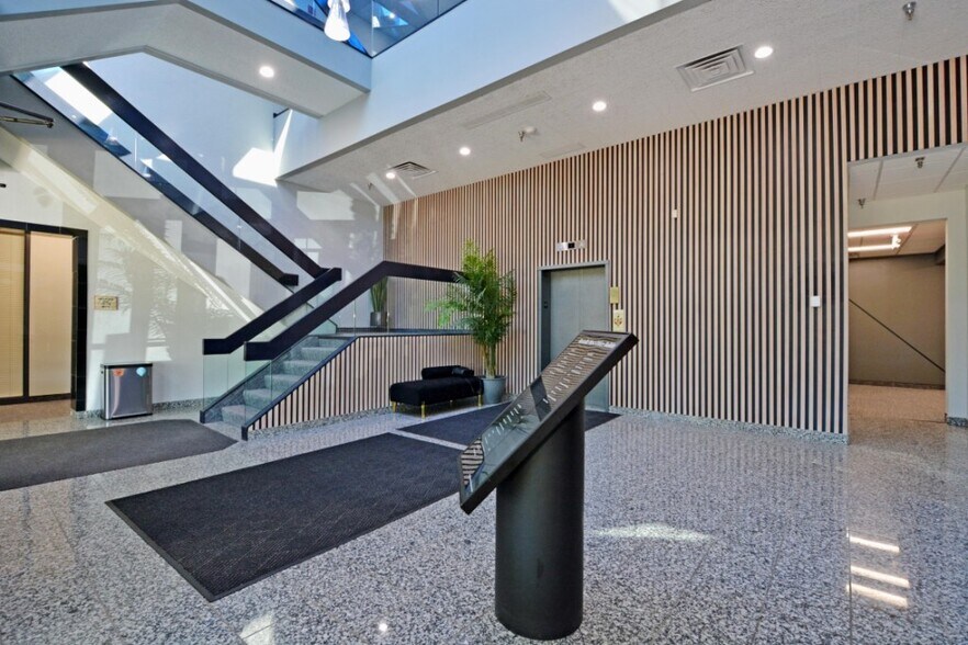 2277 W Highway 36, Roseville, MN à louer - Photo de l’immeuble – Image 3 sur 10