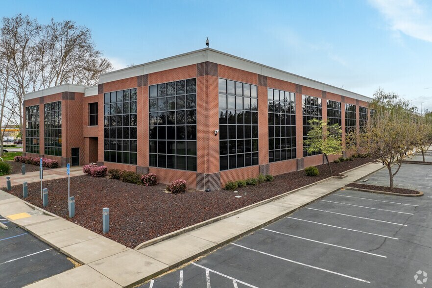 750 Riverpoint Dr, West Sacramento, CA à louer - Photo principale – Image 1 sur 8