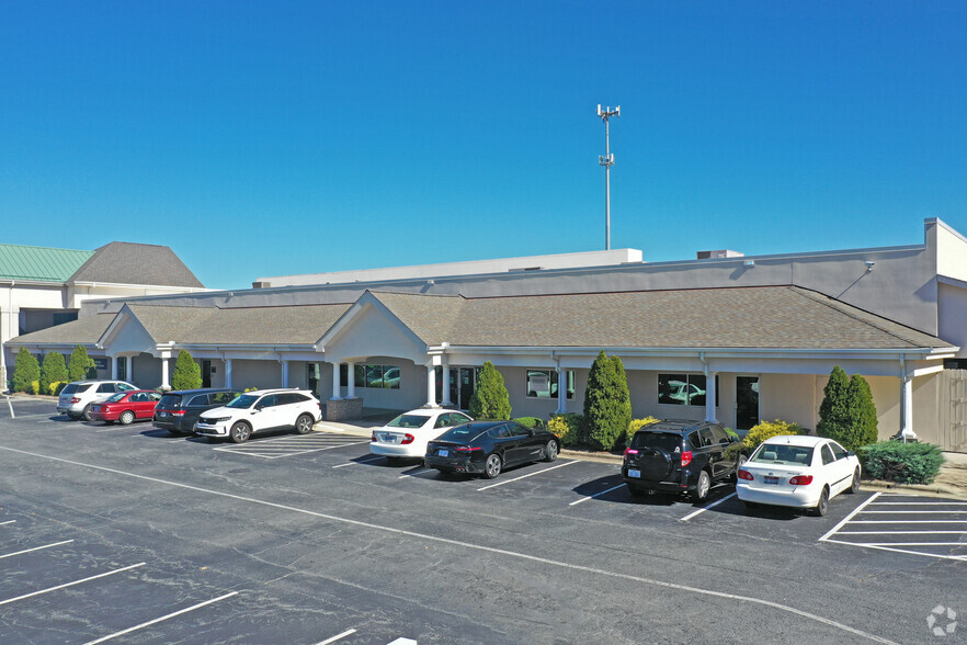 1701-1703 Westchester Dr, High Point, NC à louer - Photo de l’immeuble – Image 2 sur 8