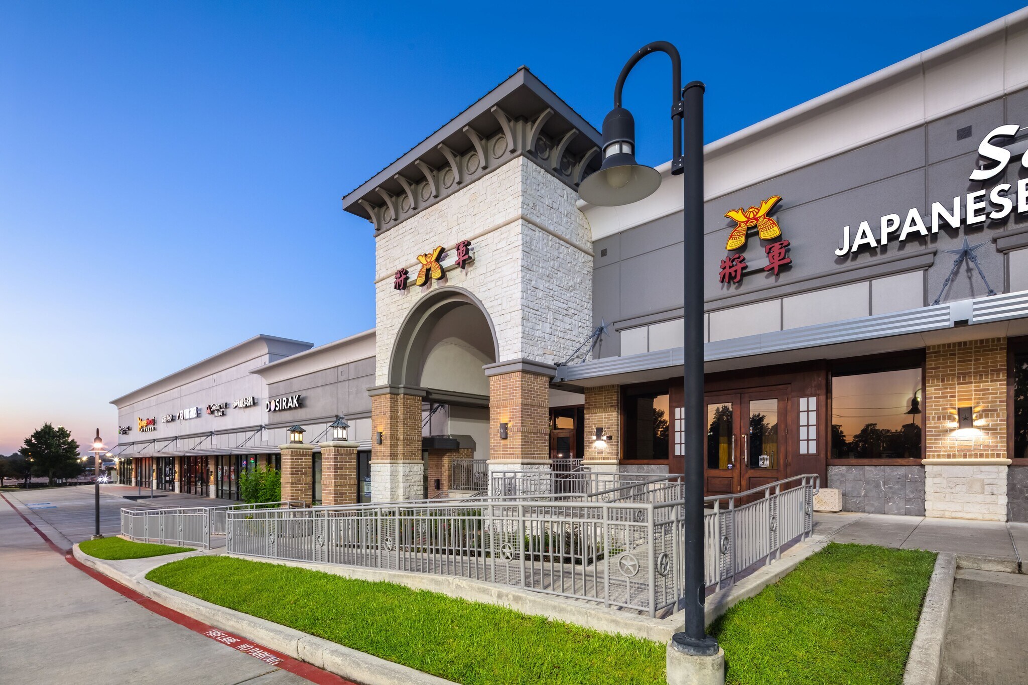 2105-2129 W Davis St, Conroe, TX à louer Photo principale– Image 1 sur 33